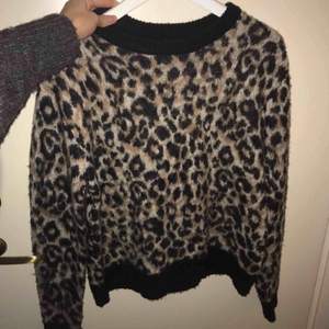 Stickad leopardmönstrad tröja från Cubus! Knappt använd. Frakt är inkluderat i priset! 