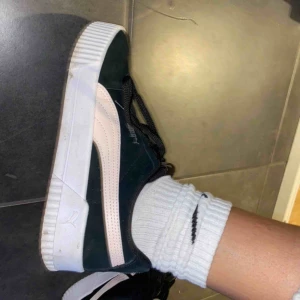  - Puma suede platform i svart och ljusrosa med superfoam-sula. Alla tecken på använding går bort med lite vatten, annars är de helt i nyskick! 💖💖