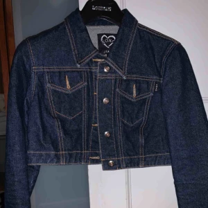 Jeans crop jacka - Cropped jeans jacka strl M, ej sönder Frakt tillkommer. 