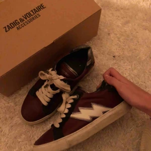  - Vinröda sneakers från Zadig med blixt, använda men fortfarande väldigt fina, storlek 37 men passar även en 38! Möts upp i Stockholm, står inte för frakt.