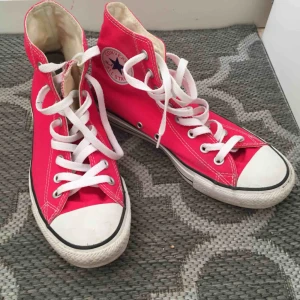  - Neonrosa. Använt men fint skick! Se bilder 🥰  📬 Frakt 72 kr