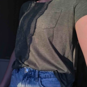  - Enkel militärgrön t-shirt som är för liten för mig :( 