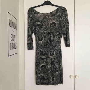  - Grå klänning från Bikbok som går att bära åt båda håll.   📬 Frakt 55 kr