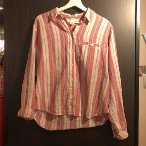  - En skjorta från H&M, ganska så tunt tyg. Den har en ficka på höger sida.