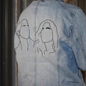  - Jeansjacka med brodyr på ryggen.  Tvätt: tvättas i 40 °C   