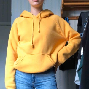  - gul huddie från bikbok, inte mycket använd men är lite nopprig, mestadels vid sidan av ärmarna och lite runt sidan av huddien.. mestadels ytligt men det syns lite🖤väldigt skön och glad färg, storlek S pris 100kr + frakt