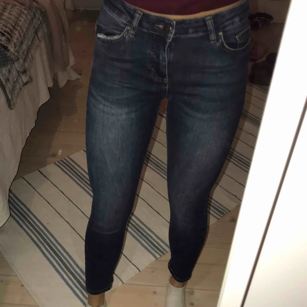 Sköna och snygga smala jeans från Urban outfitters! I medelblå tvätt och slim fit. Höga i midjan och sitter riktigt snyggt efter kroppen pga det mjuka materialet. De är har en croppad modell. Storlek 24 i midjan. . Jeans & Byxor.