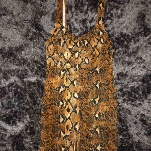  - ormklänning från zara. aldrig använd