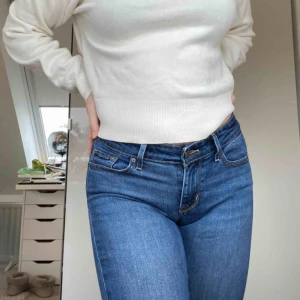  - Ett par lågmidjade Levis bootcut jeans, nypris 1000 kr. Använda ett fåtal gånger så är i bra skick. Frakt tillkommer💕💕💕💕💕