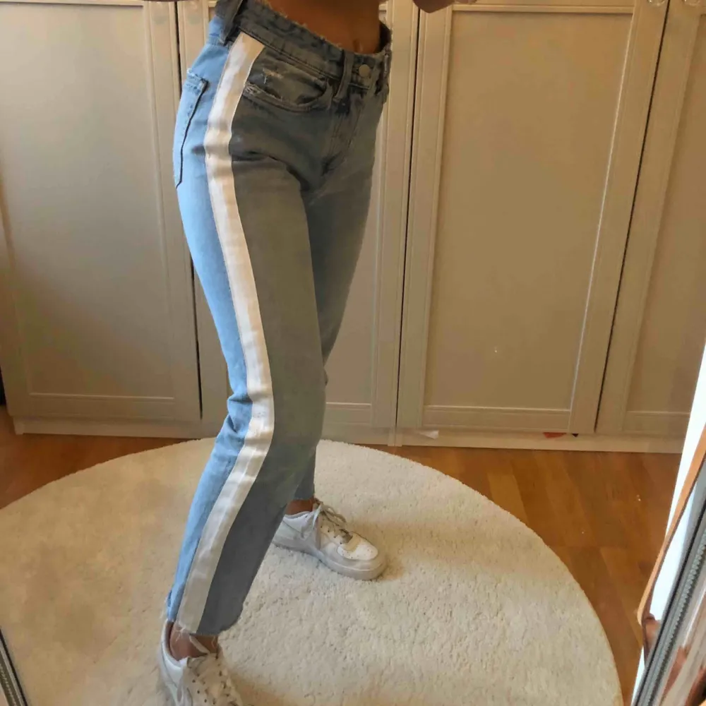 Mom jeans från Zara, säljer då de tyvärr är för stora för mig i midjan som i vanliga fall har w24 i jeans. I fint skick. Fraktkostnad inkluderad!💕. Jeans & Byxor.