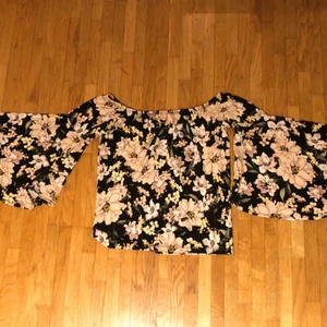  - En super fin o somrig blus ifrån Gina tricot, blusen har volang ärmar som gör att blusen får en mycket finare utstrålning! 