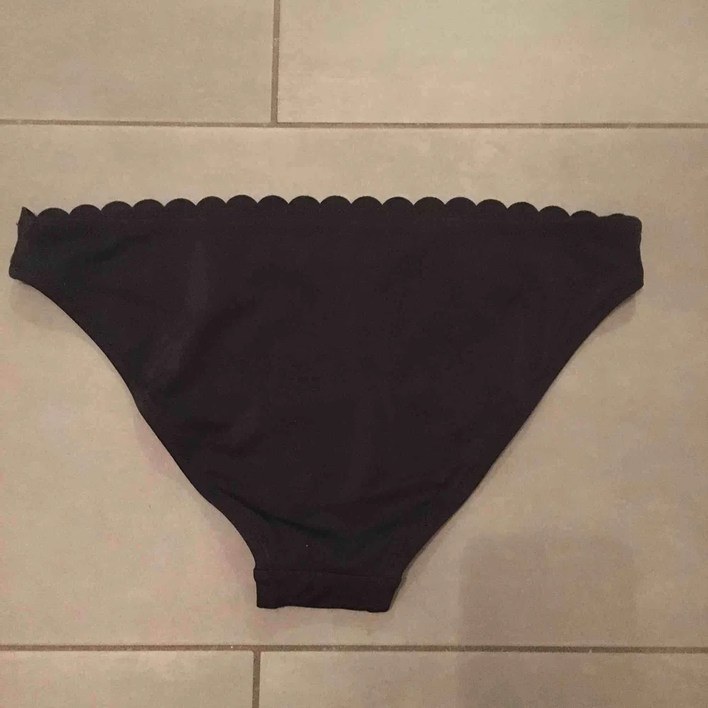 Svart bikini trosa med detalj upptill. Aldrig använd p.g.a storlek. Den är i xs men passar nog även s. Säljer även i vit.. Övrigt.