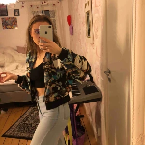  - Fin jacka från monki, har ett hål på armen (se bild 3) men aldrig stört mig på det!! frakt tillkommer💕