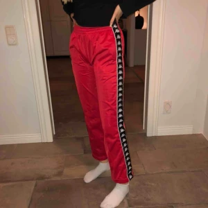  - Använt 2 gånger , sitter jättebra, man kan knyta åt i midjan beroende på hur tight man vill att dem ska sitta