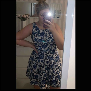  - Jättefin blommig klänning ifrån H&M. I fint skick. Frakt tillkommer på 44kr. Är storlek 44 men mer som 38-42