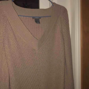  - 💫säljer min beiga tröja från Lindex. 💕använd fåtal gånger i ett rök och pälsfritt hem💕 hör av dig om du har någon fundering<3 