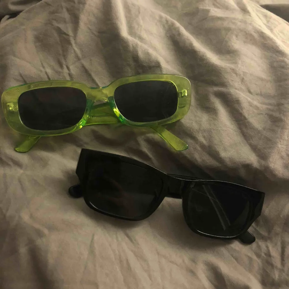 Två par supercoola solglasögon ifrån forever 21! Glasögonen kan köpas enskilt för 50kr styck eller 75kr för båda:) båda är i extremt bra skick inga repor alls 🤩  ****Gröna sålda ☺️☺️. Accessoarer.