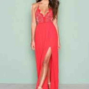  - Vill ha något av detta två plagg helst i svart men röd och mörkblå funkar också. Är 168 och smal så storlek s elr xs och kommer ej lägga över 700 kr