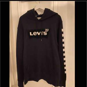 Svart hoodie från Levis, storlek XL! Bra skick. 