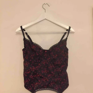  - Fin korsett i bra skick! Står XL i men skulle säga att den snarare är en L  Kan mötas upp i Uppsala eller skicka för porto