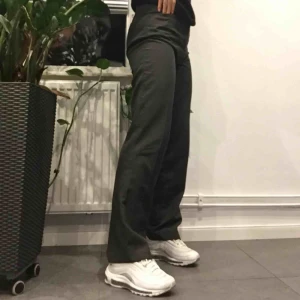  - Sneakers från Nike. Ganska använda, men är fortfarande bärbara.  Ordinariepris: 1400kr   Nypris: 200kr