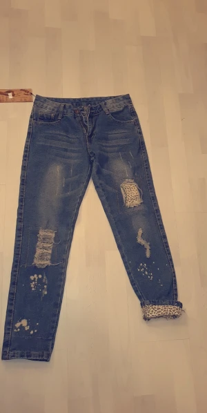 Snygga jeans - Helt nya Jeans med leopard mönster både på och i byxan. Passar en XS/S