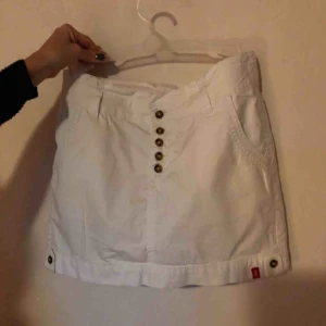  - Jättefin kort vit kjol från Esprit! Sportig kjol med fyra fickor! Oanvänt skick!