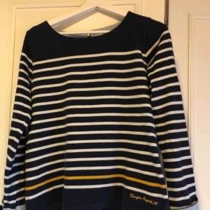  - Superfin tröja med skjortimitation vid armen! Klassisk stil som funkar till allt.  