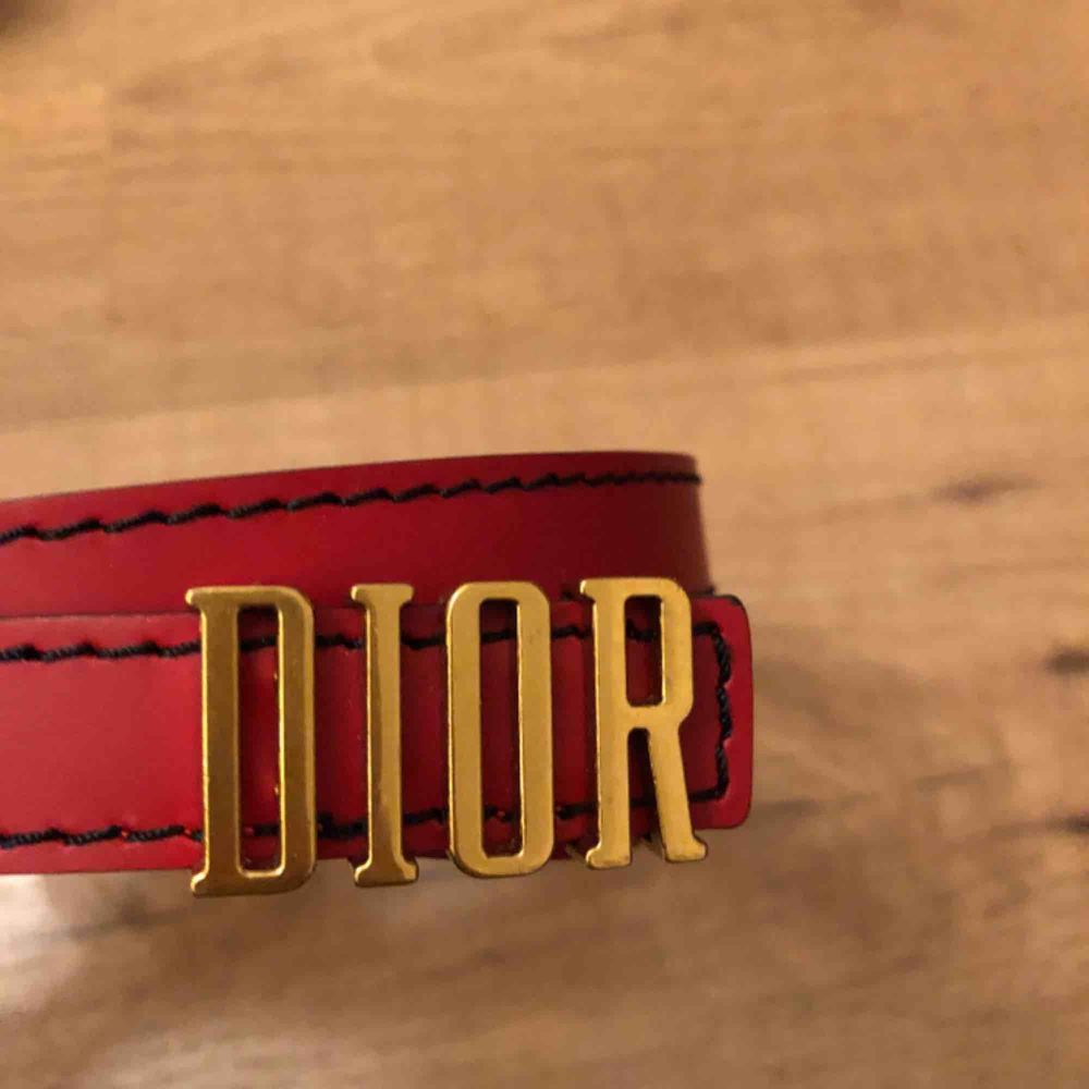 Dior bälte som jag köpt i andrahand. Har kvitto som jag fick av säljaren och denna påstod att bältet var äkta och är i otroligt fint skick. Dock så har jag inte kontrollerat dess äkthet hos ett proffs. Men jag har kvitto, låda och ett skydd för bältet. . Accessoarer.