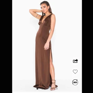  - 🦋Helt oanvänd, lappar finns kvar🦋 Världens finaste mörkbruna balklänning. Storlek 34. Tjocka axelband med gummi på insidan så att banden stannar kvar✨💫💫 jag är 174cm och den är bra i längd. 