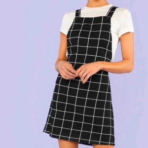  - Söt rutig hängselklänning med ficka. Storlek S passar även M Möts upp i Uppsala eller fraktar.