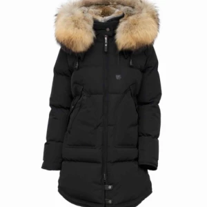  - Cedrico W monet jacka i strl XS men passar även strl S (jag brukar ha S). Fin jacka med stor äkta päls. Den är köpt förra året i februari så den är i jättebra skick, som ny. Ord.pris 8499:- och säljer den för 4000:-   pris kan diskuteras vid snabb affär