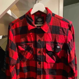  - Den är använd ett fåtal gånger och är så gott som ny. Den är väldigt bekväm och passar till väldigt mycket. Det är en skjorta som man se väldigt bra ut i. Original priset är runt 600kr