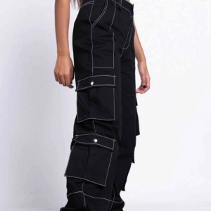 Byxor - Säljer mina byxor som är använda en gång men inte rikigt min stil. Stl S och passar mig som är 168. Men nere i benet har den ett band så man kan välja om man vill ha de vida. Kan skixka mer bilder om de önskas.  Frakren är 63kr ( skixkar med lätt ) 