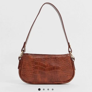  - Säljer 90-tals inspirerad väska från Asos med orginalpris på 244kr. Det är guldiga detaljer samt ormskinnsmönster. Endast använd fåtal gånger och säljer på grund av överflöd av väskor.  Frakt tillkommer på 40kr.