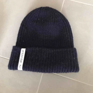  - Mössa från Carin Wester i mycket gott skick! Kan mötas upp i Stockholm, annars står köparen för frakt!