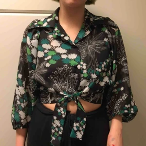  - Super snygg blus med blomstermotiv. Köparen står för frakten💕