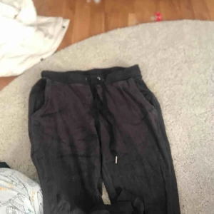  - Svarta byxor från hm, 