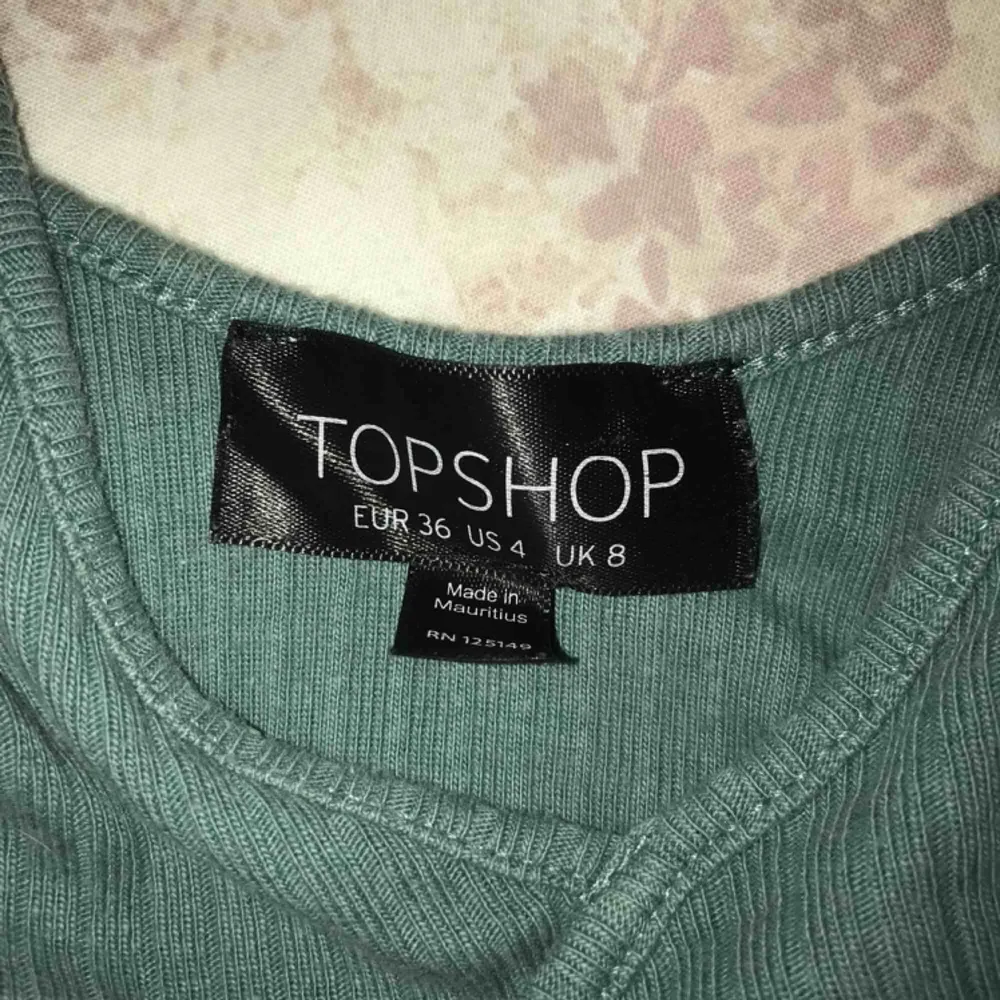 Sött turkost linne köpt på Topshop i London. Älskar färgen, tyvärr är den lite för liten.  Möts på söder eller annan plats i stan :) . Toppar.