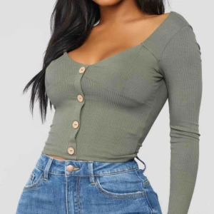  - Skit snygg fashion Nova tröja som jag aldrig användt för jag har inga boobs😭Storlek xs men passar båda xs och s Köpt för 22 dollar (ca 200kr). DM för bättre bilder och för flera frågor🥰❤️ 