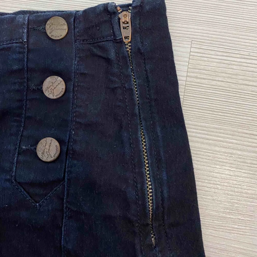 Mörkblåa jeansshorts från Gina Tricot i storlek 36. Bronzbruna knappar och dragkedja på sidan. Säljer pga för små på mig, även därför jag inte har någon bild hur dom sitter på. Köparen står för frakten . Shorts.