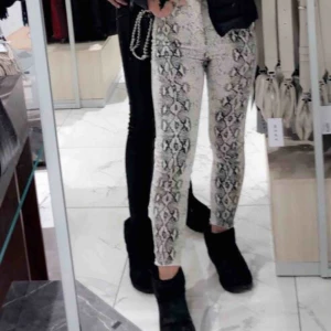 Snake jeans - Skitballa snake jeans från Zara! Strl 36 men passar 34 också. Jättebra skick😚🐍