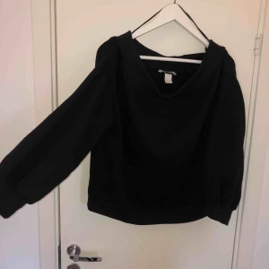  - Fin offshouldertröja använd fåtal ggr, kan fraktas Väldigt varm och mysig på insidan,lite kortare modell slutar strax över naveln☺️