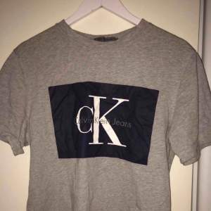 T-shirt från calvin klein, perfekt till vardags! 