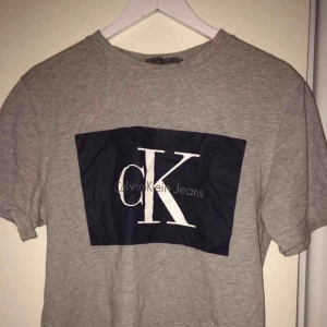  - T-shirt från calvin klein, perfekt till vardags! 