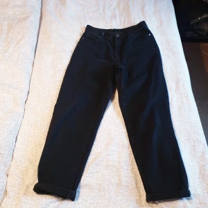  - Baggy/oversize svarta jeans. Kan antingen användas som super highwaisted jeans (då får man super fin rumpa) eller sätta dem i midjan och få en redig oversize look. Noll stretch, riktigt jeans tyg. 5 fickor. Skickas (max 37kr frakt) eller möts i Göteborg.
