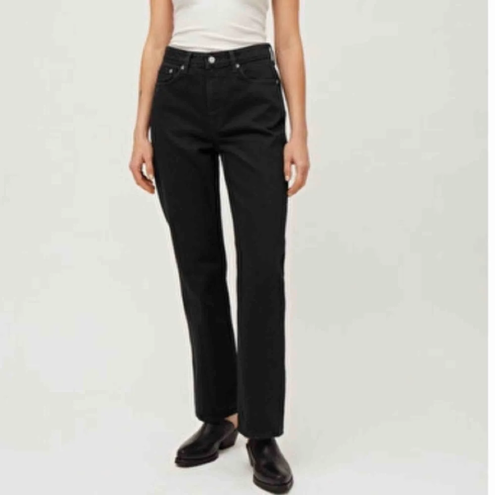 Svarta jeans från Weekday i modellen Voyage. Storleken är 27/28 och jeansen är i mycket fint skick! Köparen står för frakten och fler bilder kan skickas på förfrågan :) . Jeans & Byxor.
