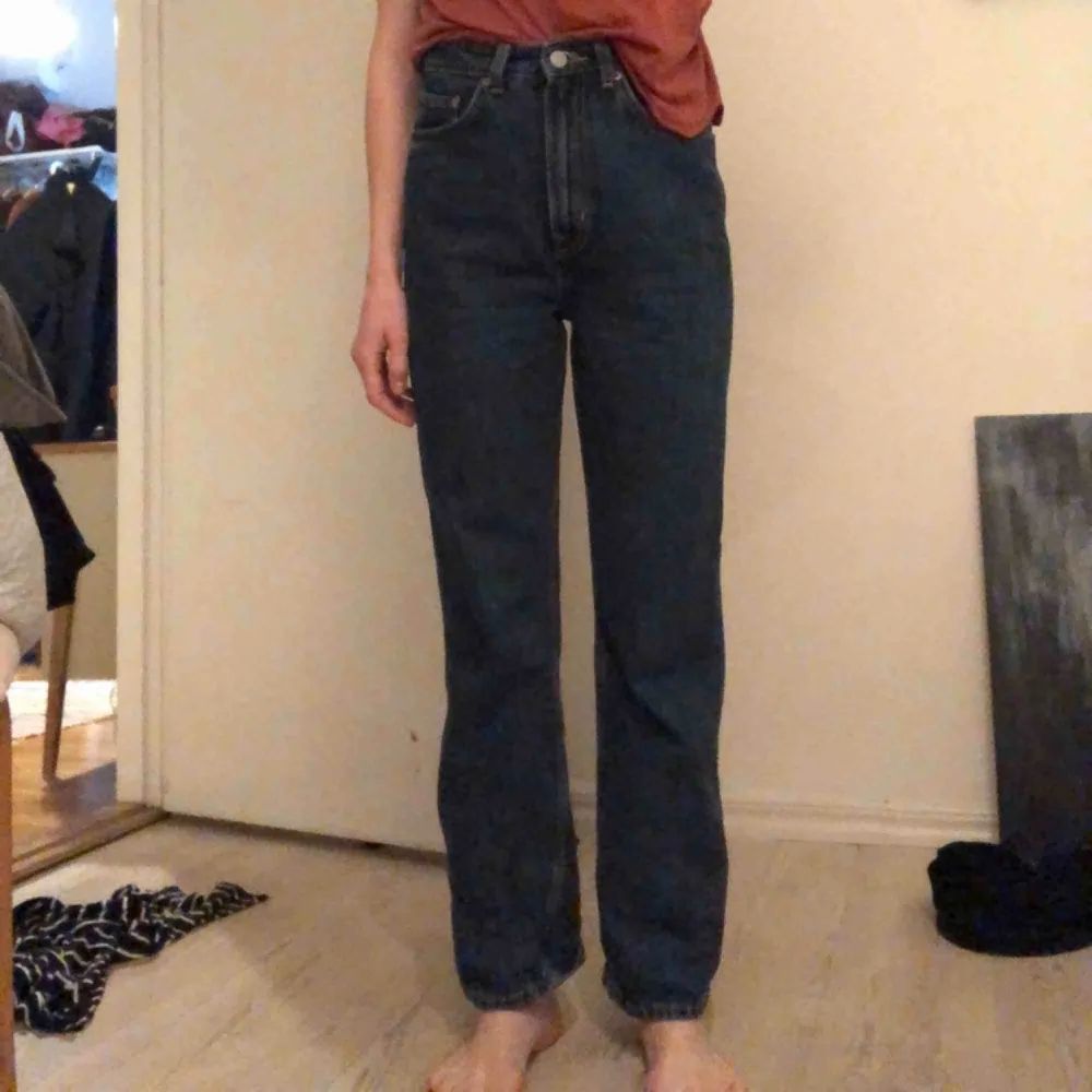 Row jeans från Weekday, raka med hög midja. Möts i Stockholm eller skickar mot frakt!. Jeans & Byxor.