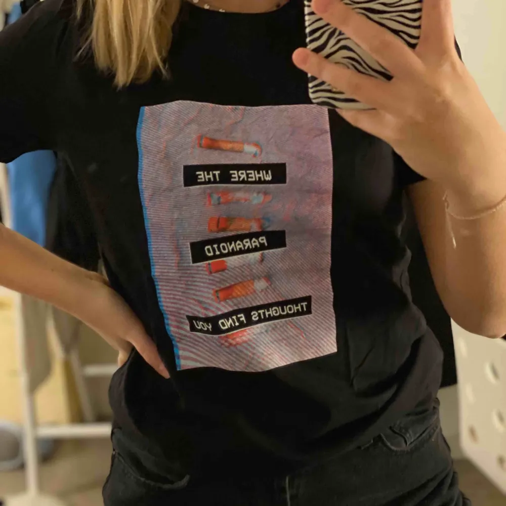 Säljer min jätte coola t-shirt från NAKD. Köpt för 249 kr för ungefär 1 år sedan. I bra skick då den endast är använd ett fåtal gånger. Säljer pga för liten. Köpare står för frakt 30 kr.. T-shirts.