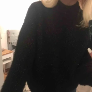  - Superfin svart stickad tröja med silverglitter i🌟frakt 65kr
